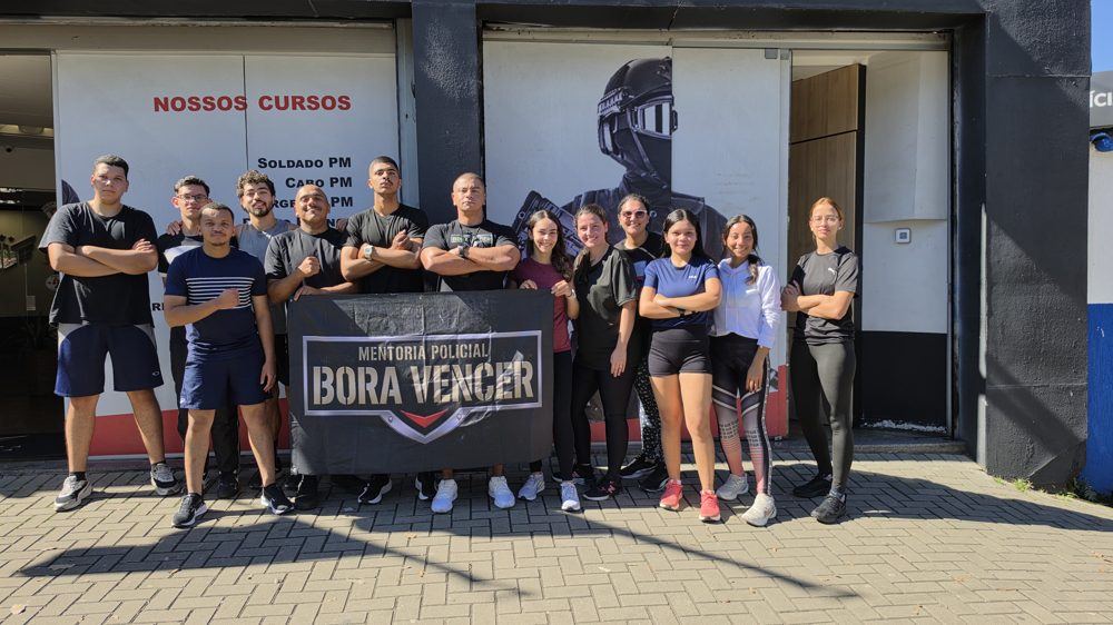 Turma do pré-TAF com a faixa da Mentoria Bora Vencer