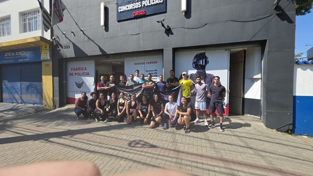 Alunos do PG na frente da sede
